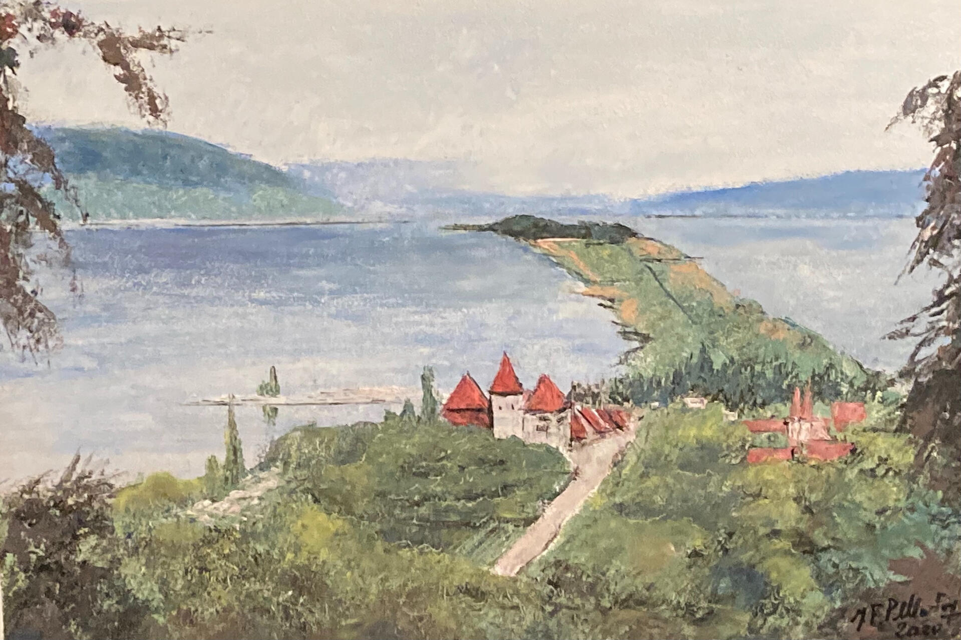 Peinture à l'huile dépeignant le village d'Erlach et l'île Saint Pierre s'avancant dans le lac un jour de beau temps en été. Le tableau est peint depuis une colline et l'image est encadrée de quelques branches feuillues. L'horizont est marquée de collines.