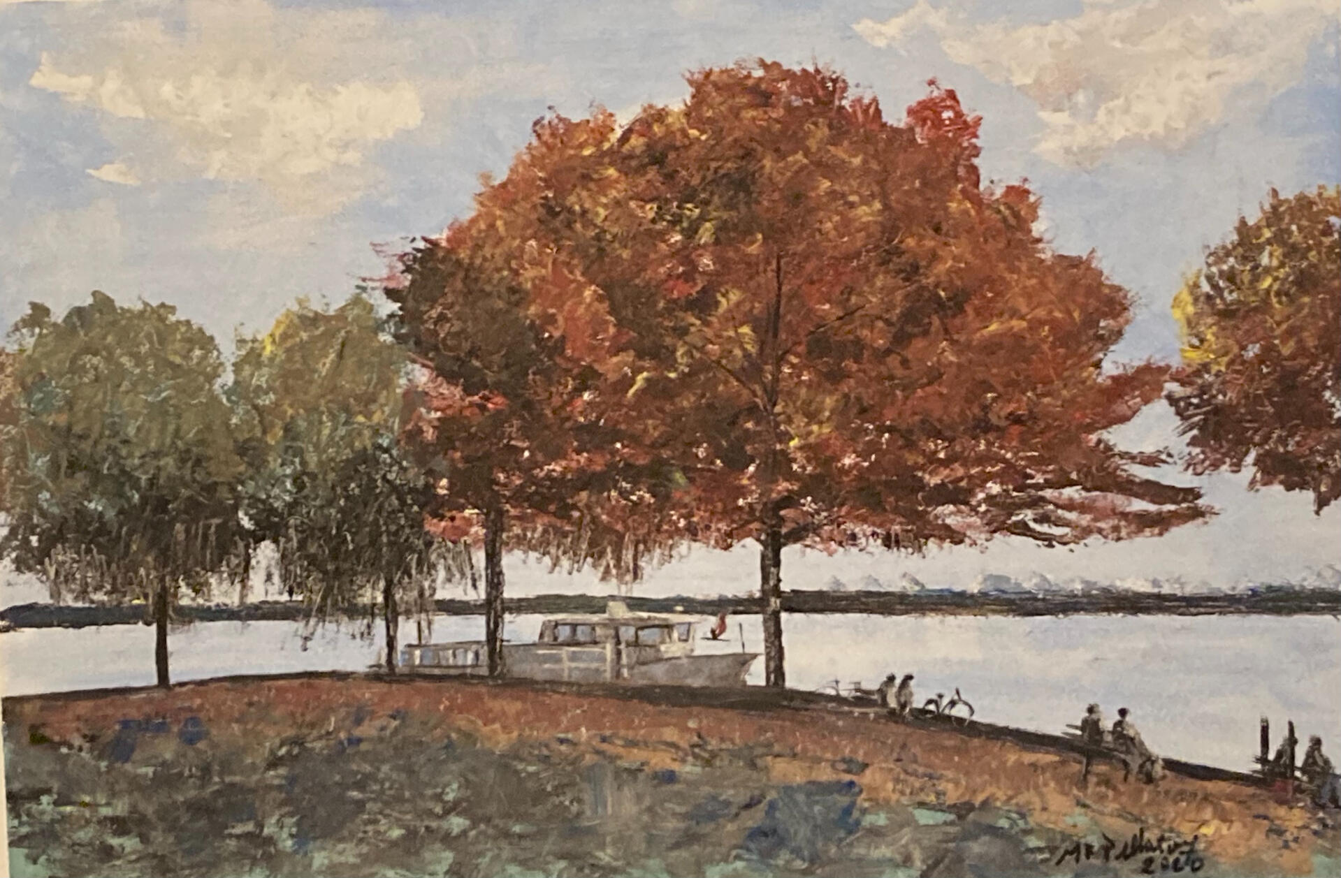 Peinture à l'huile qui montre la rive du lac avec des arbres au couleurs automnales. Un bateau à moteur blac est visible entre les troncs d'arbres, non loin de la rive. À l'horizon on peut appercevoir l'autre rive. Le ciel bleu est parsemé de nuages blancs